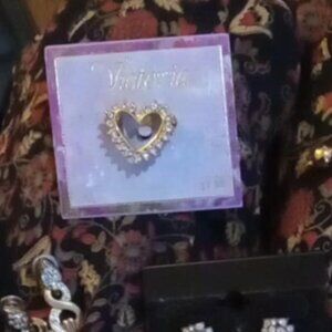Vintage rhinestone heart brooch / Pin
